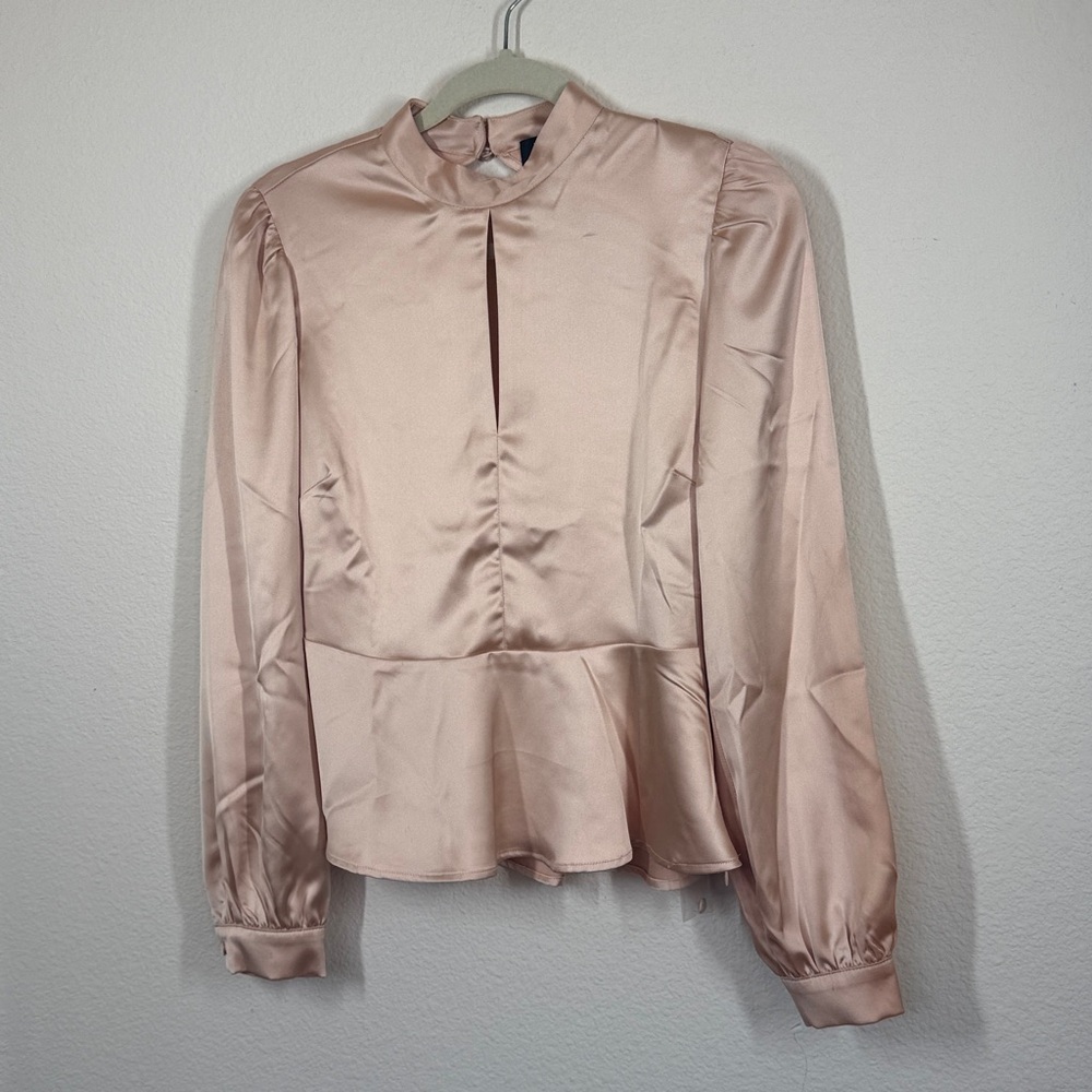 Lulu's Peach Satin Open-Back Peplum blouse - Picture 4 of 10